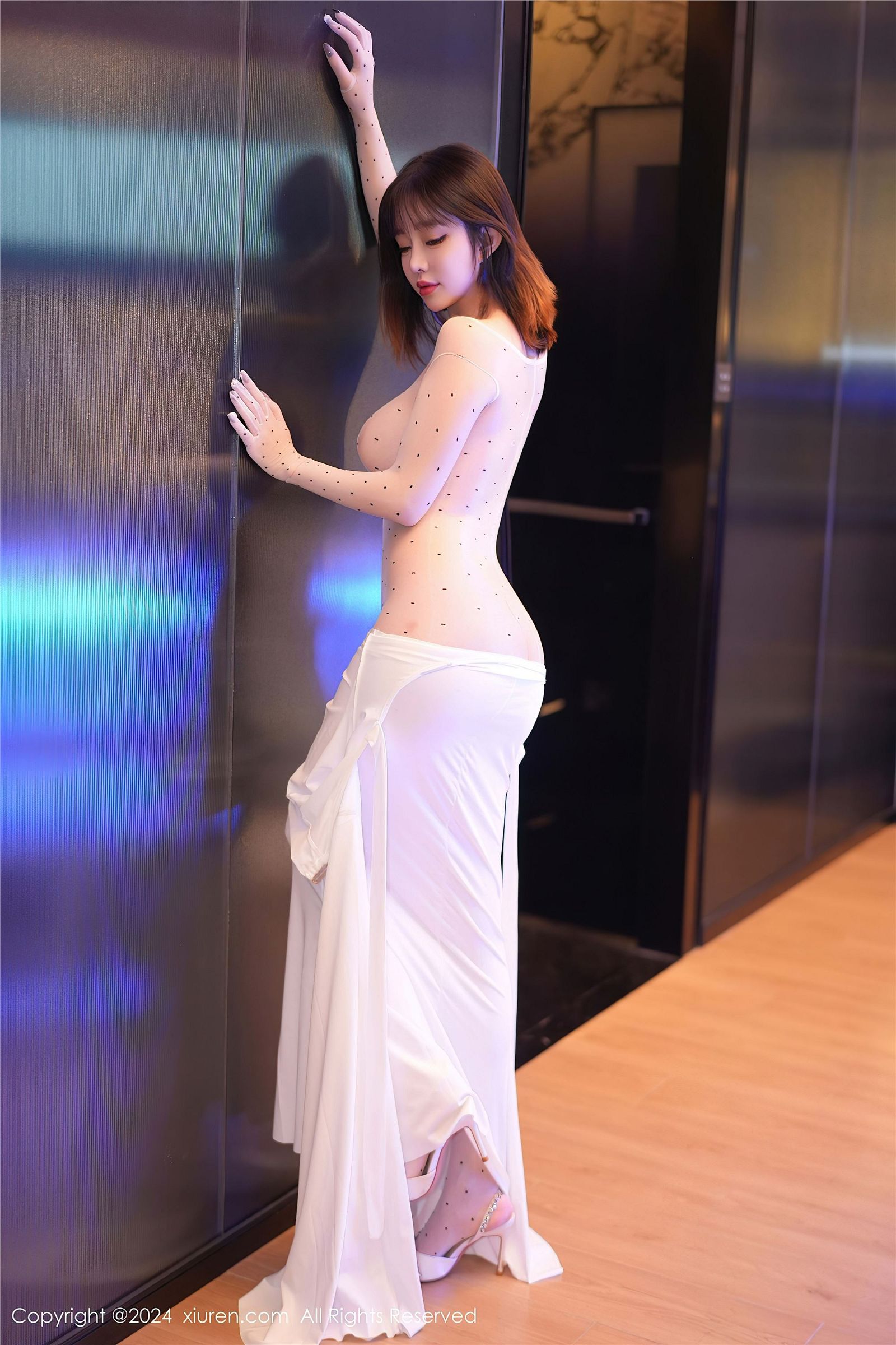 王雨纯性感连衣裙写真