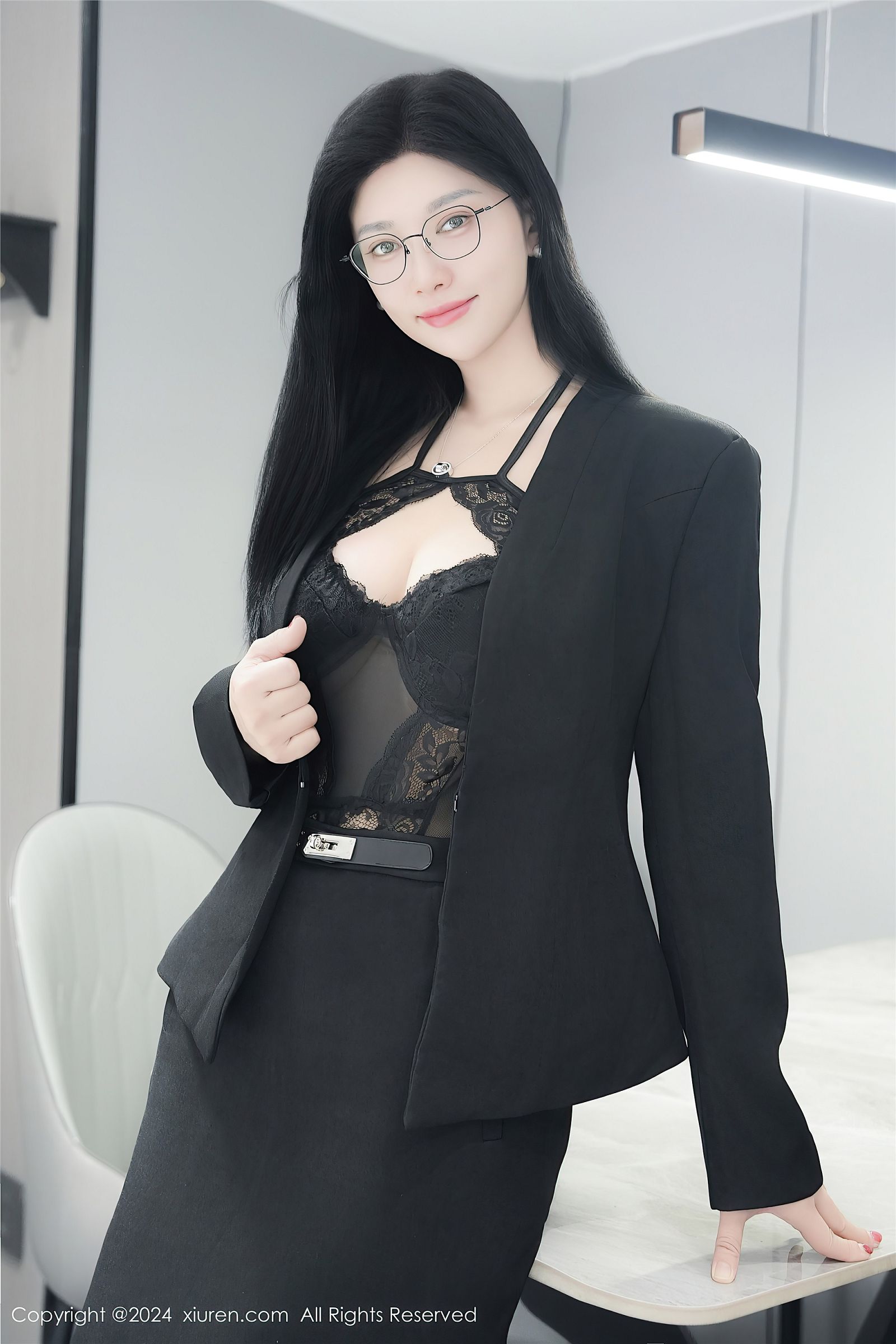 雅茹老师性感情趣西装写真