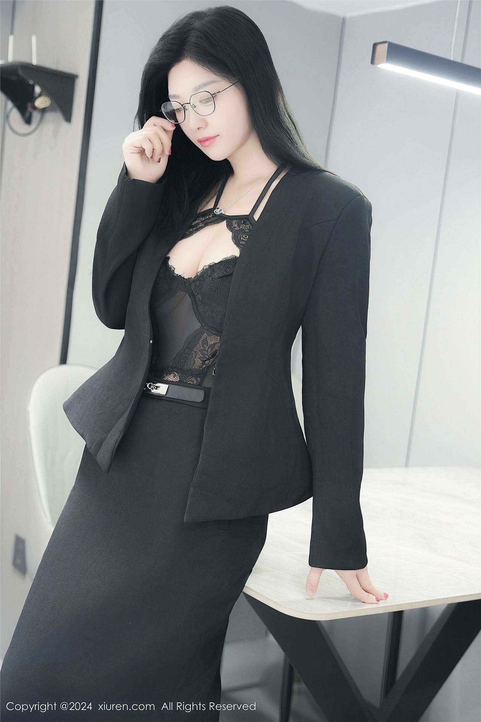 雅茹老师性感情趣西装写真