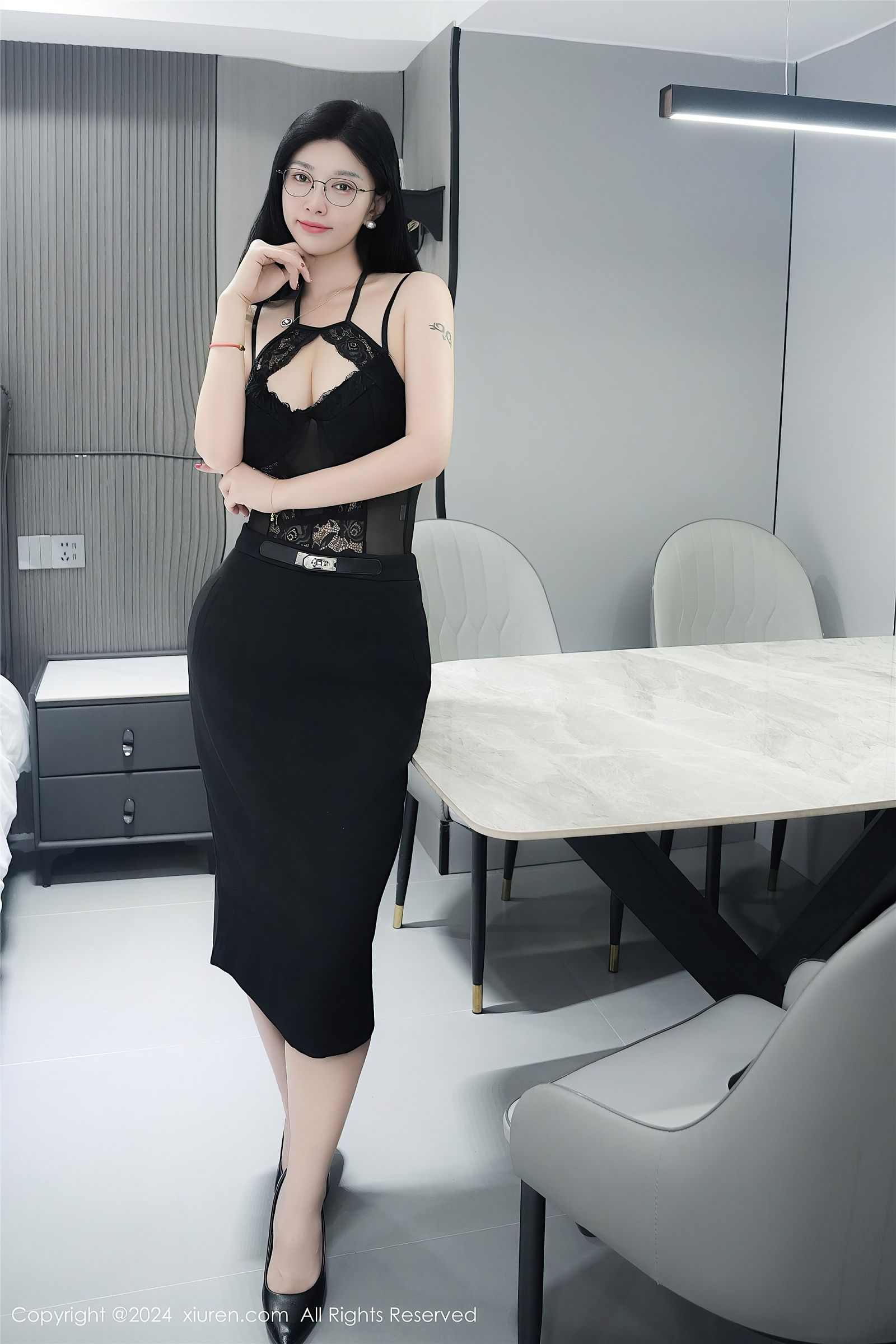 雅茹老师性感情趣西装写真
