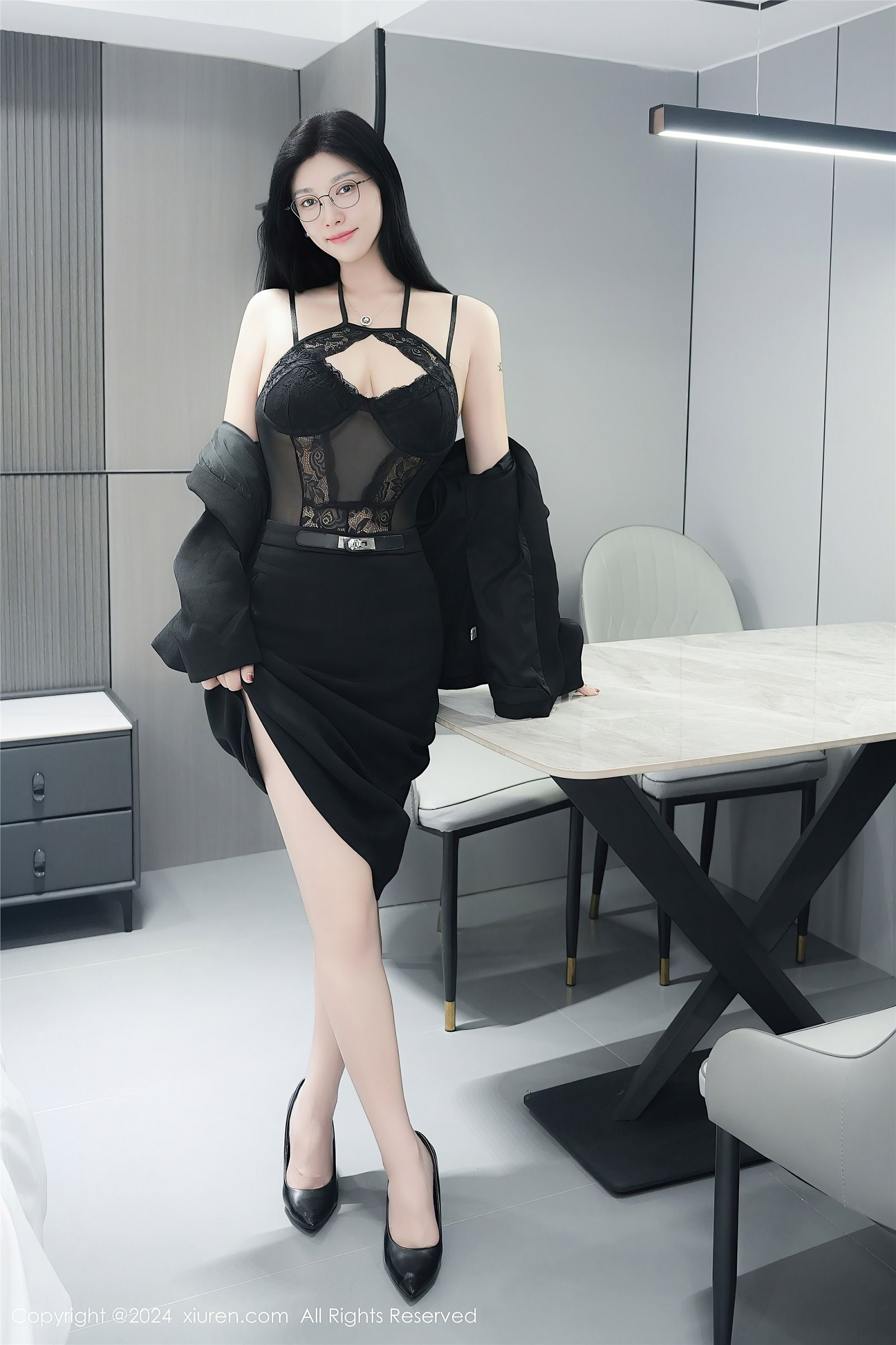 雅茹老师性感情趣西装写真