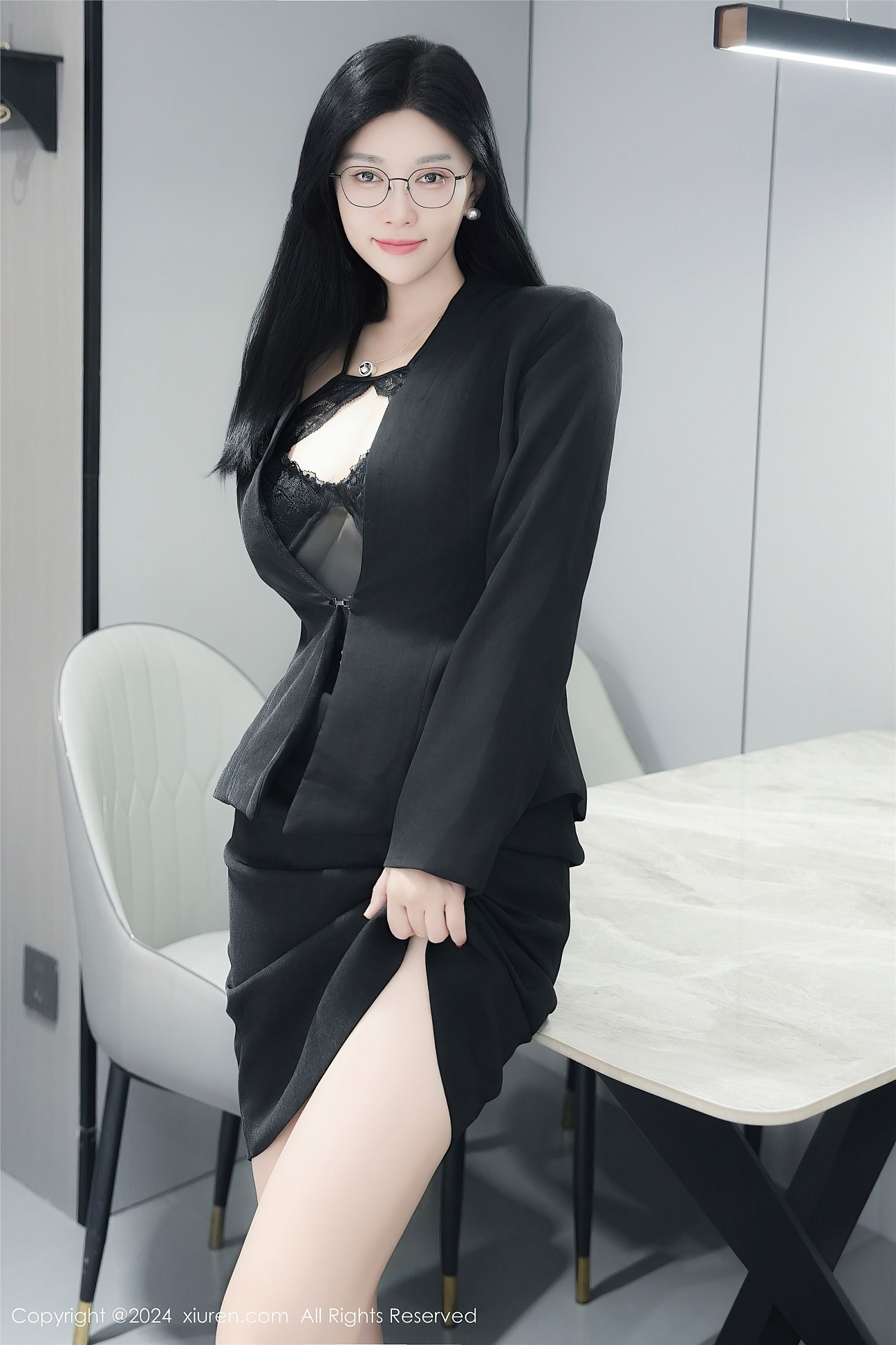 雅茹老师性感情趣西装写真