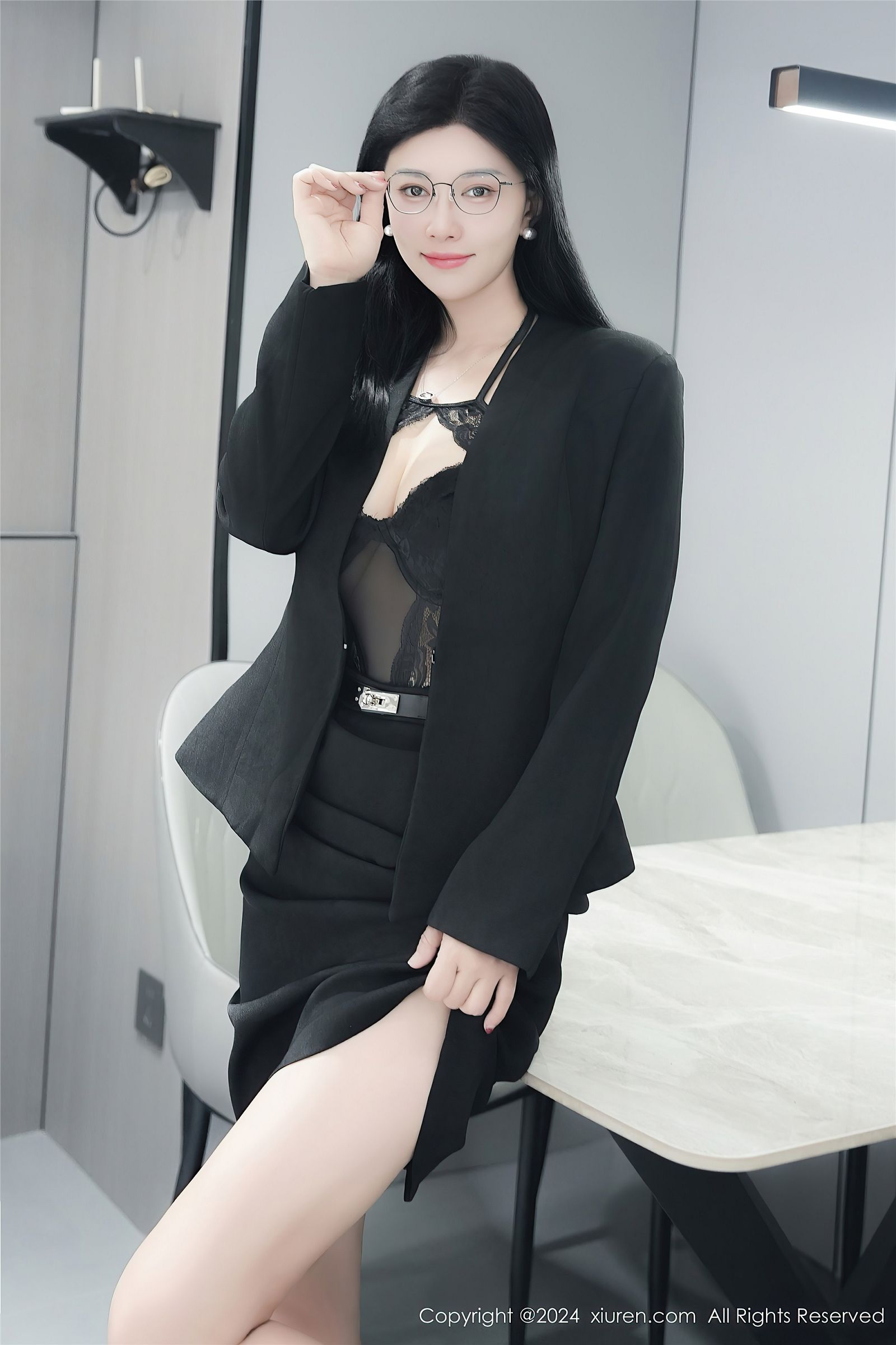 雅茹老师性感情趣西装写真