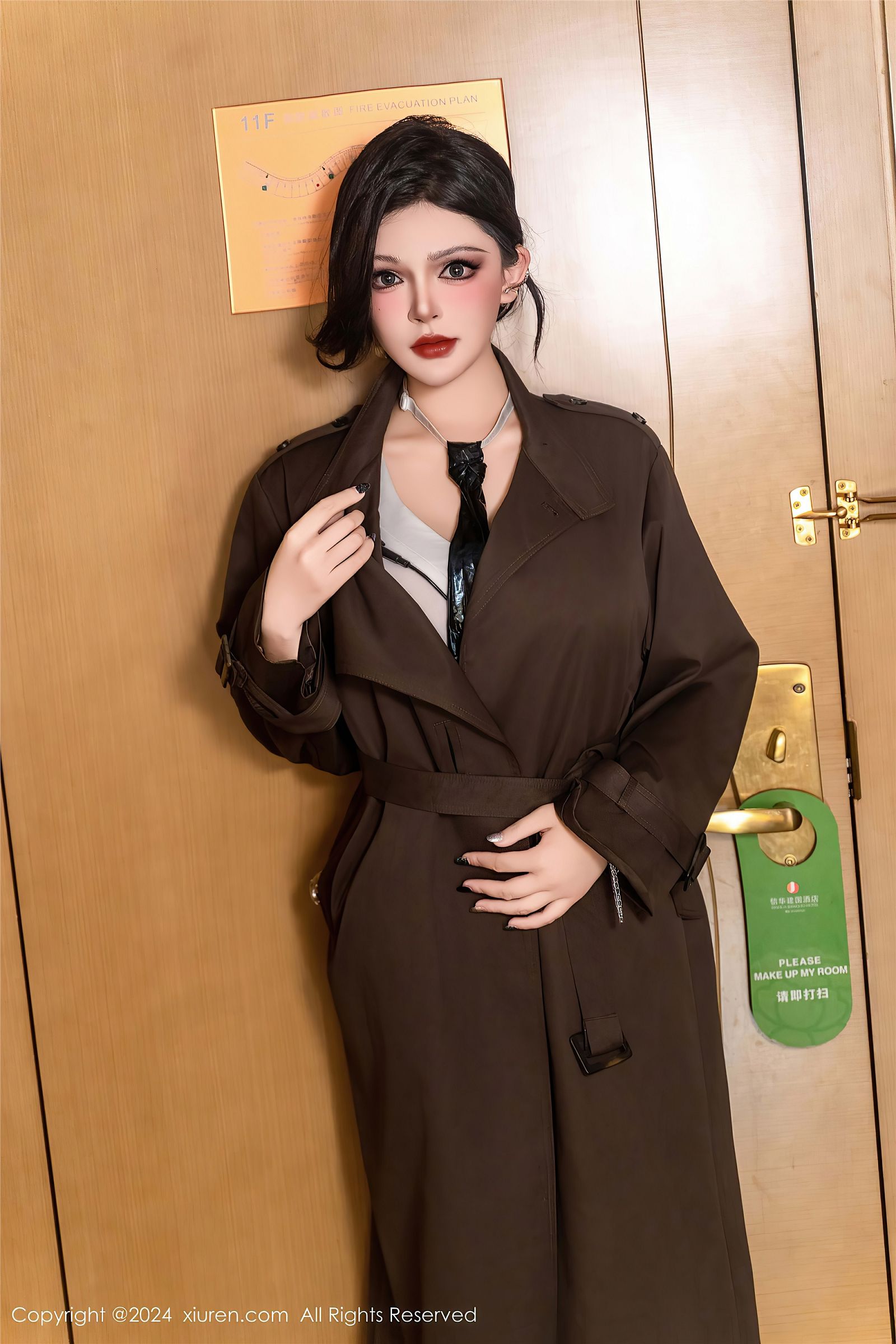 伊丽莎有点白性感黑丝写真