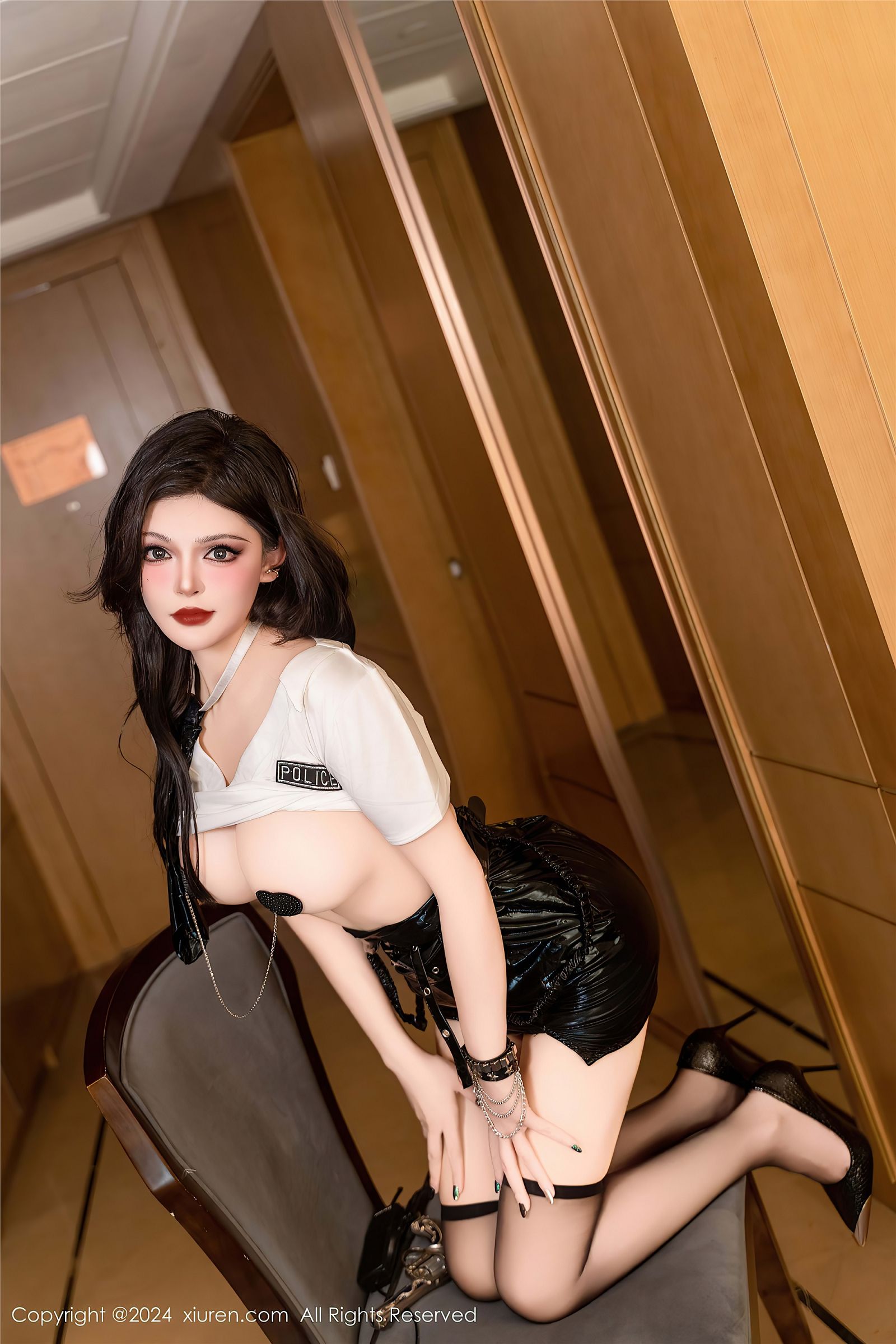 伊丽莎有点白性感黑丝写真