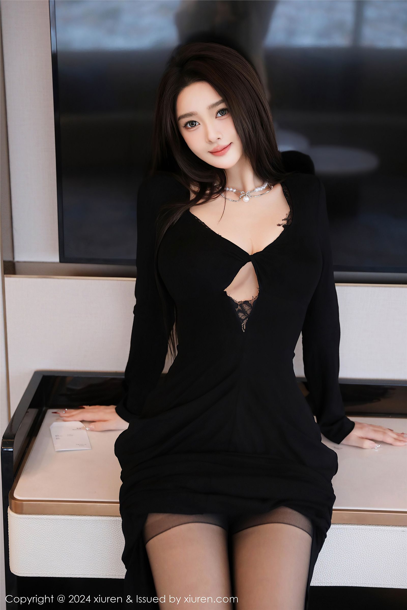美女糖糖豹纹黑丝写真图片