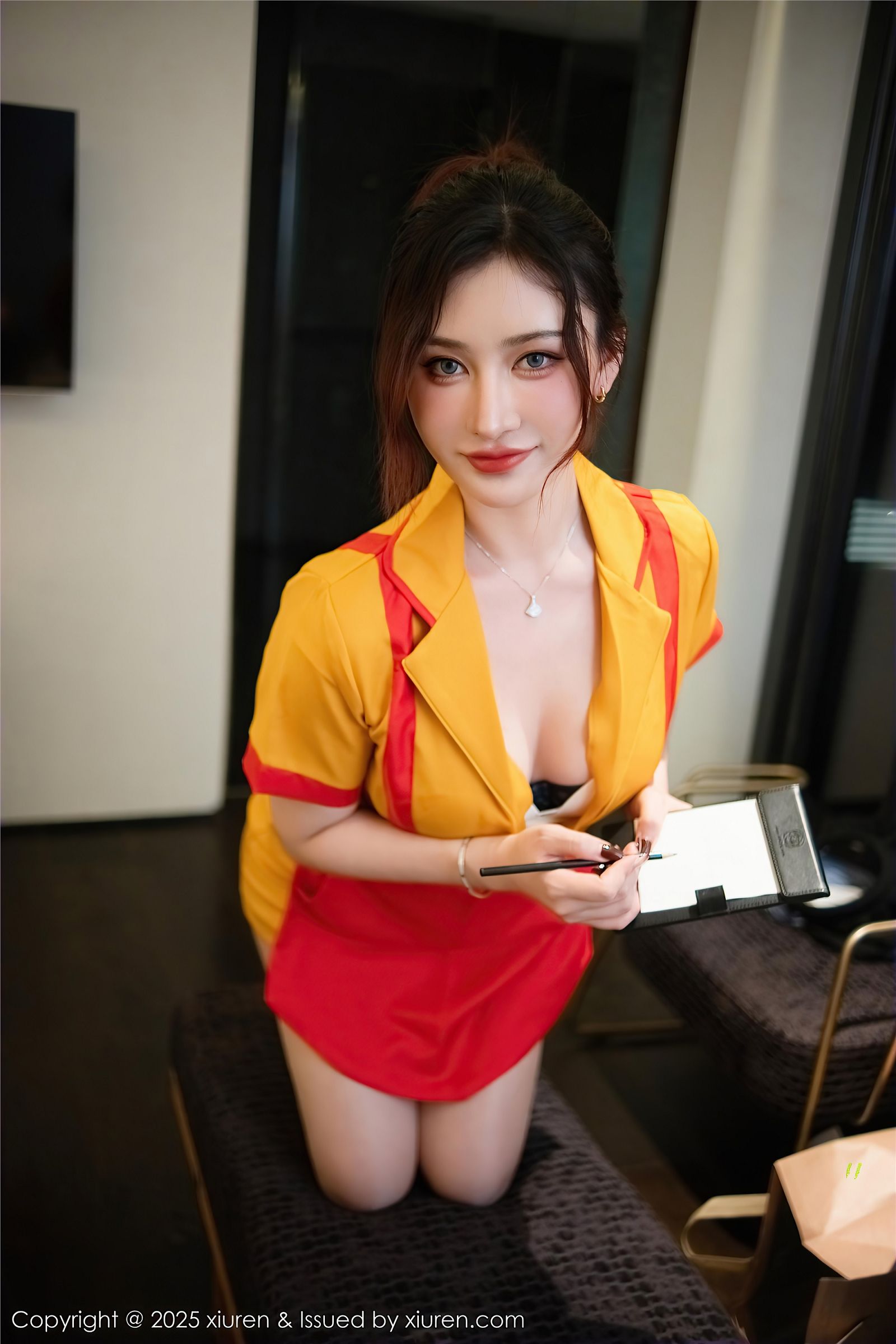 美女模特性感厨娘装写真