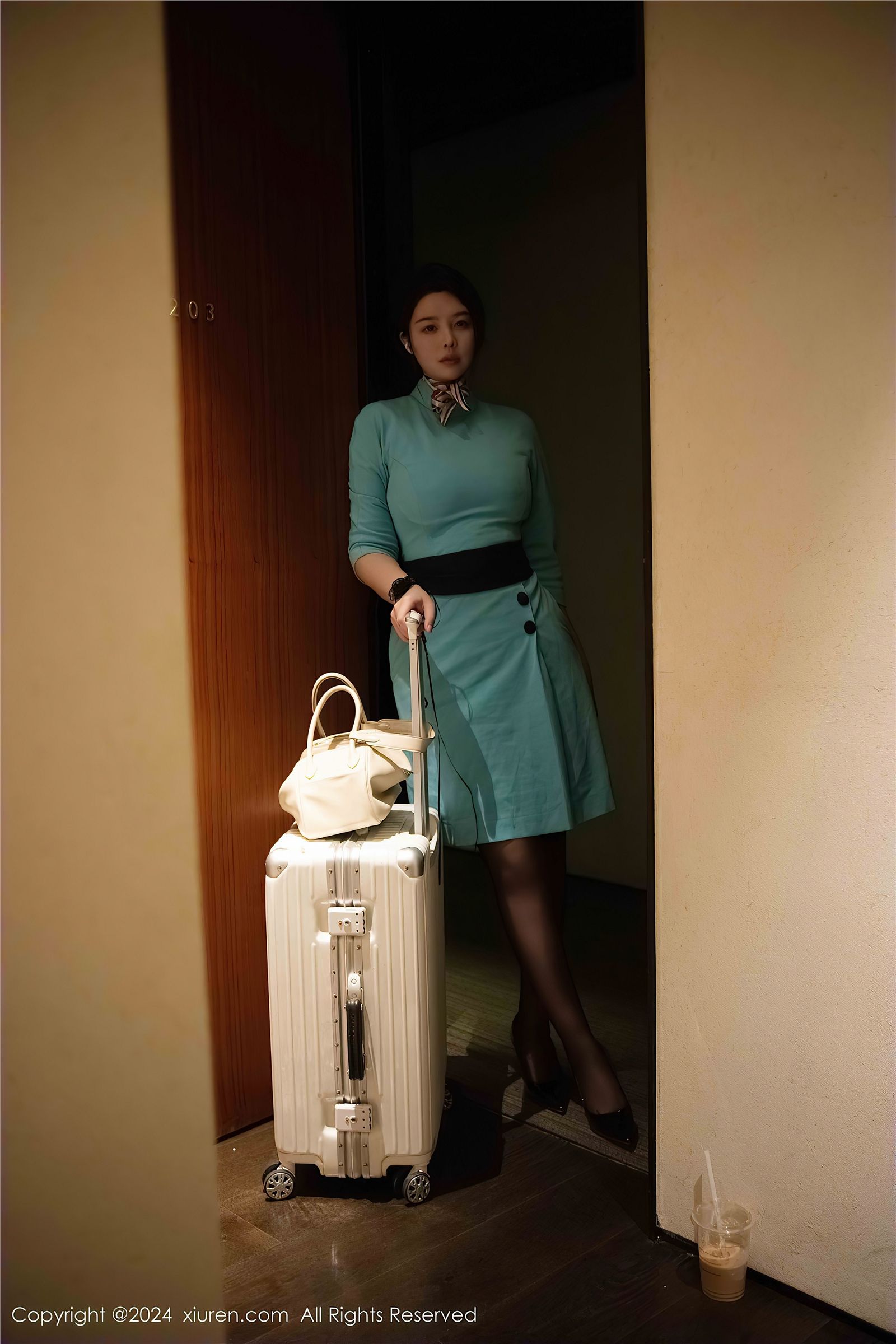 秀人网性感空姐制服写真