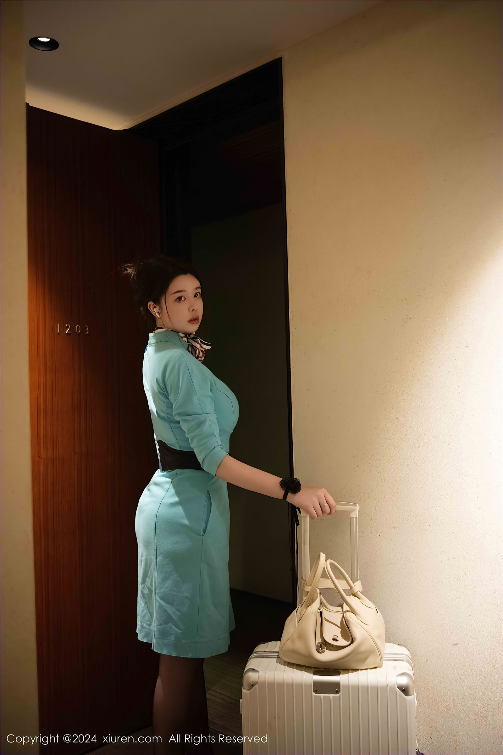 秀人网性感空姐制服写真